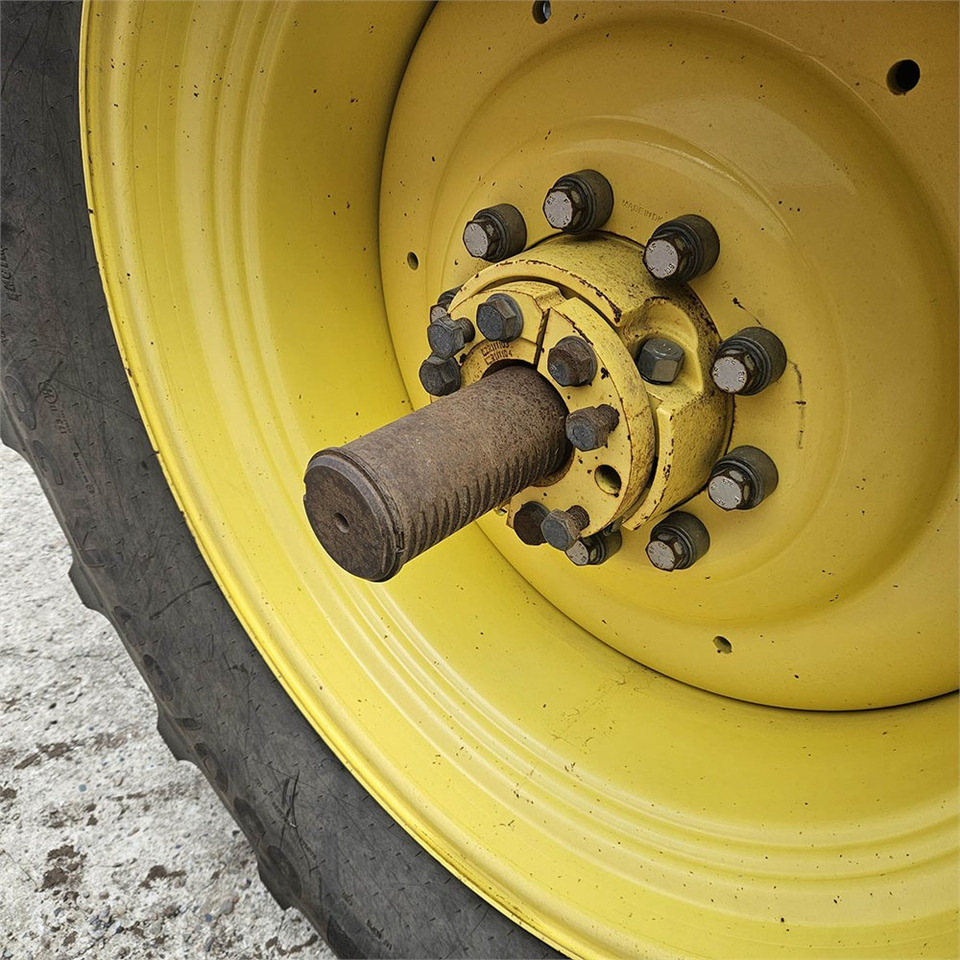 Farm tractor John Deere 6210 R: picture 38
