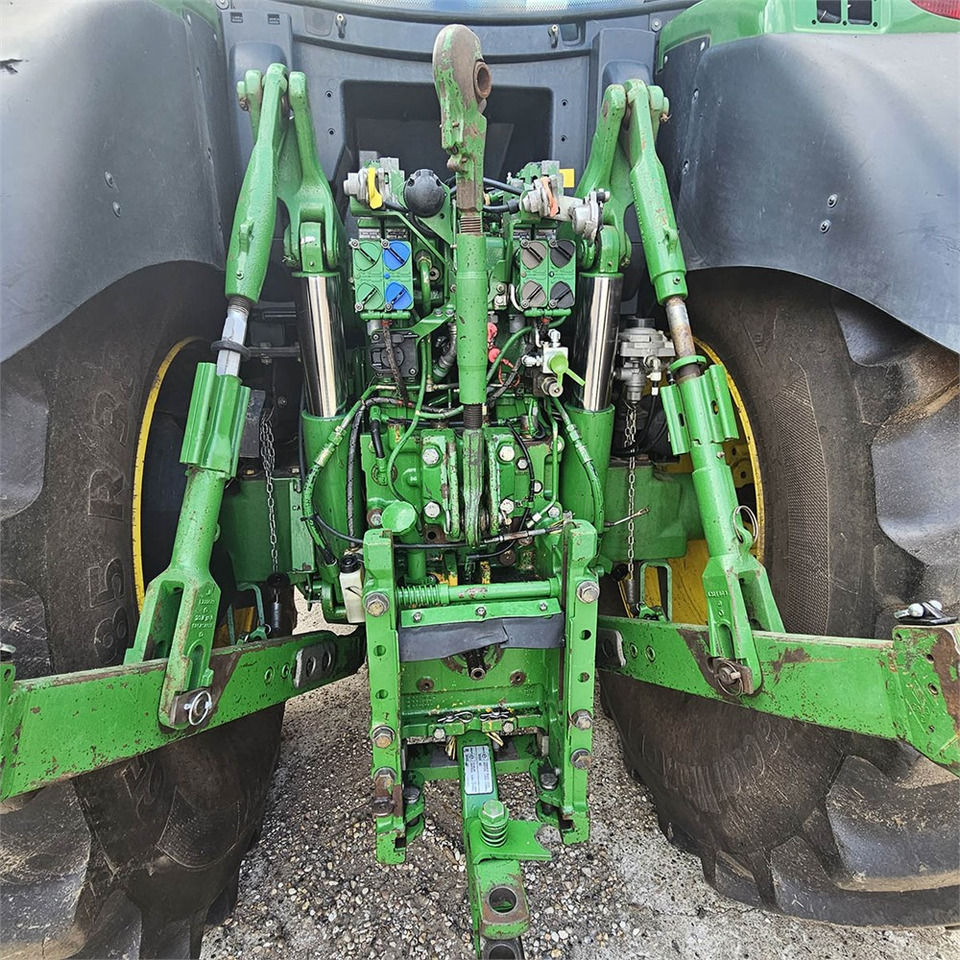 Farm tractor John Deere 6210 R: picture 23