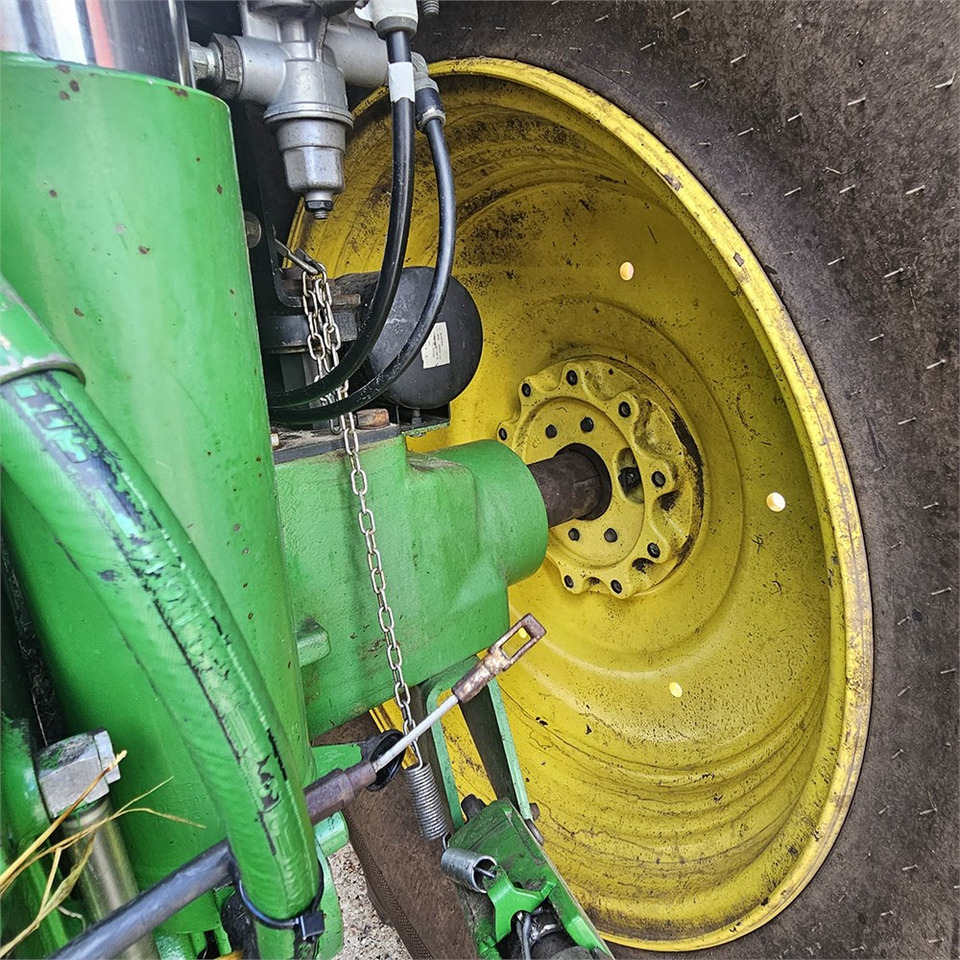 Farm tractor John Deere 6210 R: picture 30