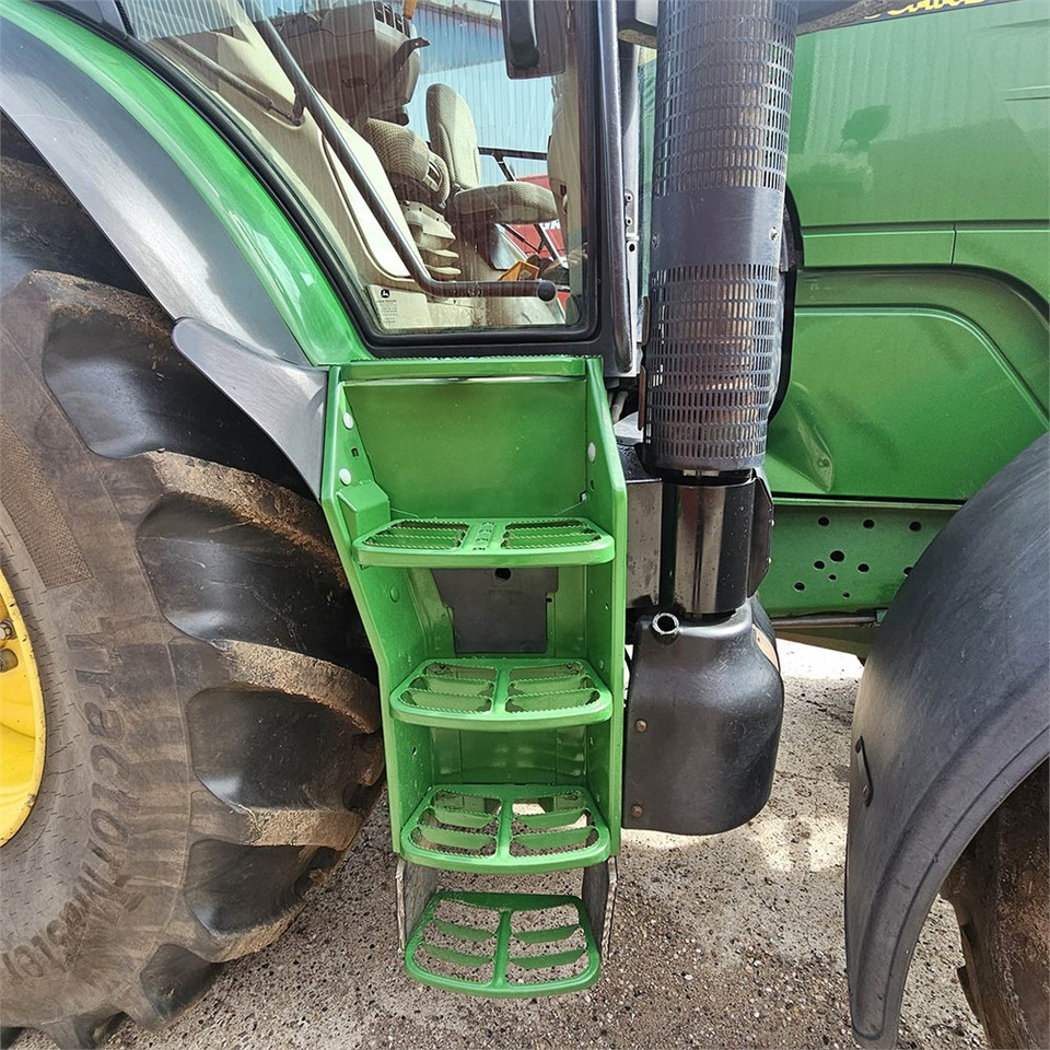 Farm tractor John Deere 6210 R: picture 21