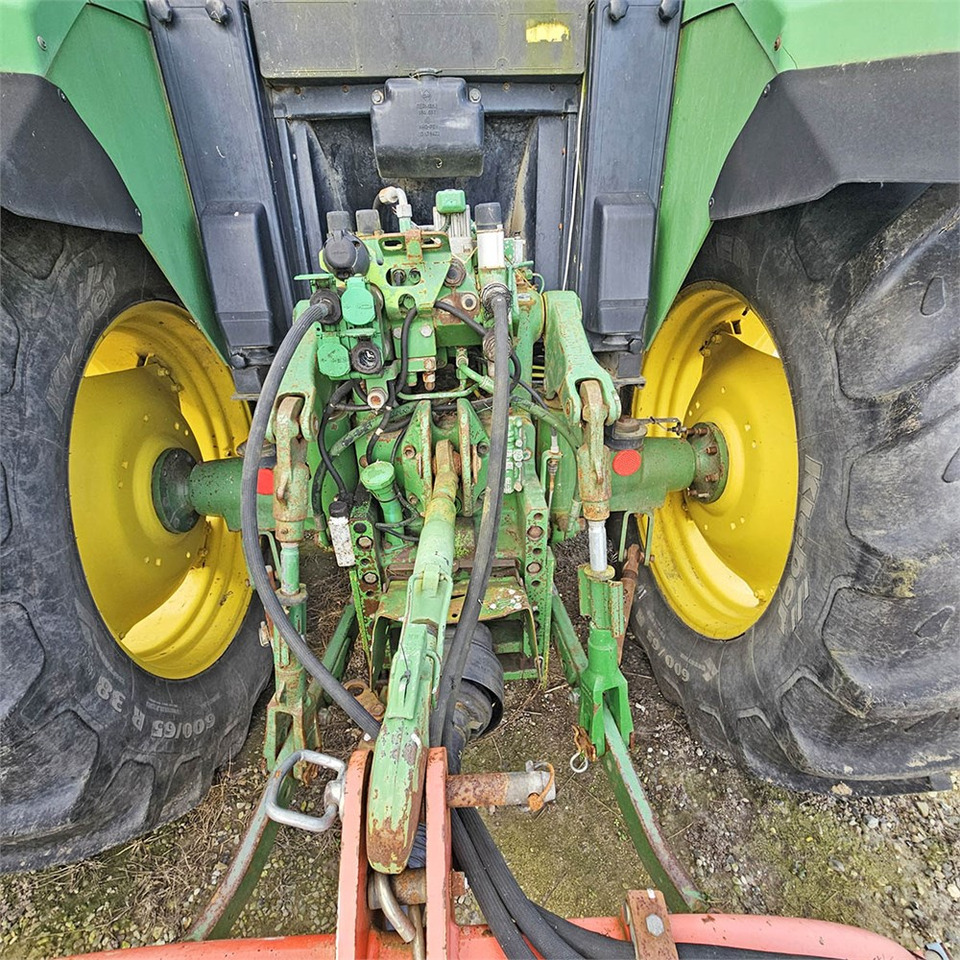 Farm tractor John Deere 6610: picture 22