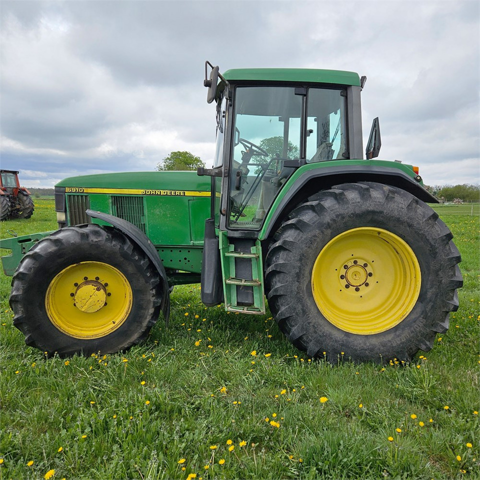 John Deere 6910 - Farm tractor: picture 2 John Deere 6910 - Farm tractor: picture 2