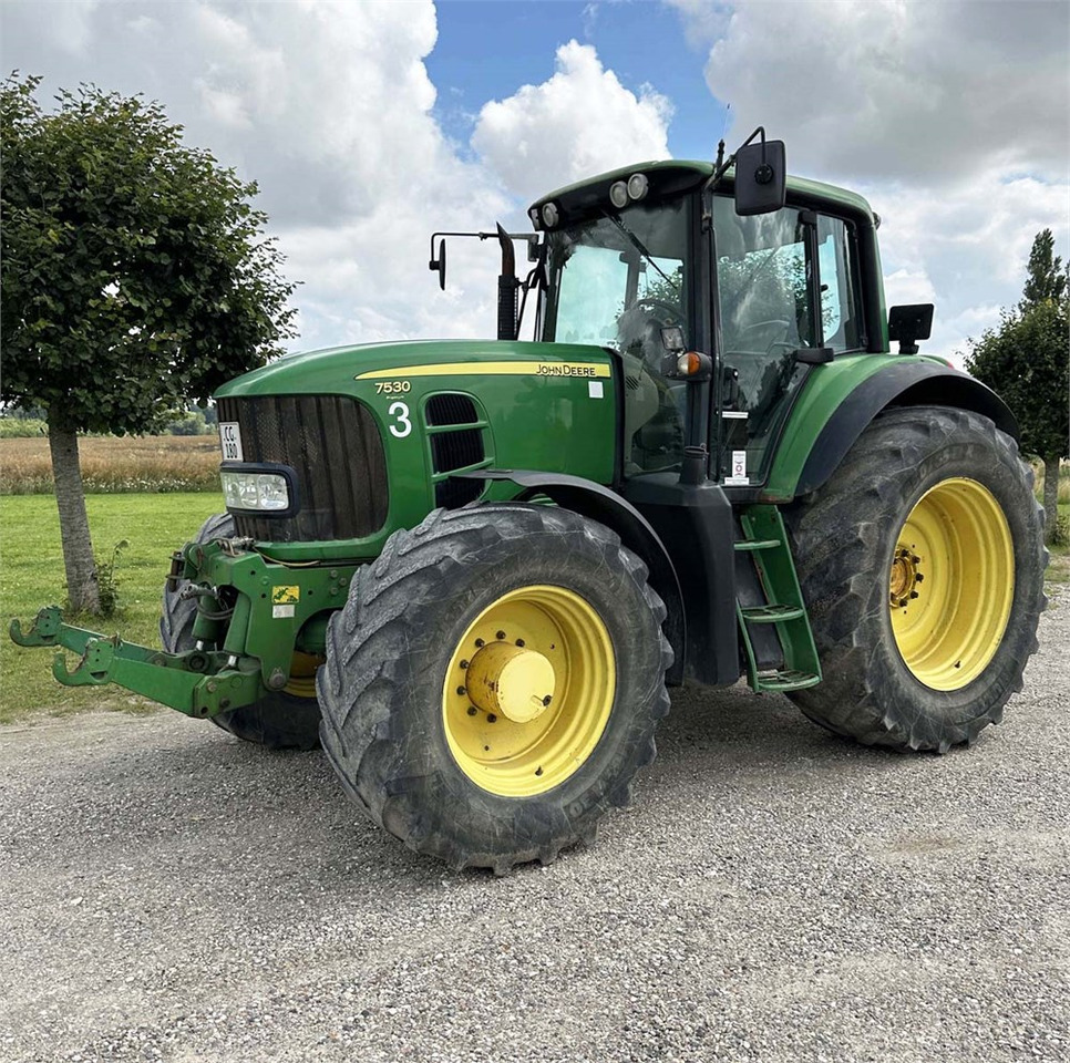 John Deere 7530 - Farm tractor: picture 1 John Deere 7530 - Farm tractor: picture 1