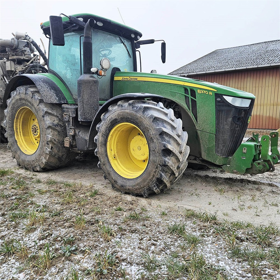Farm tractor John Deere 8370 R: picture 1