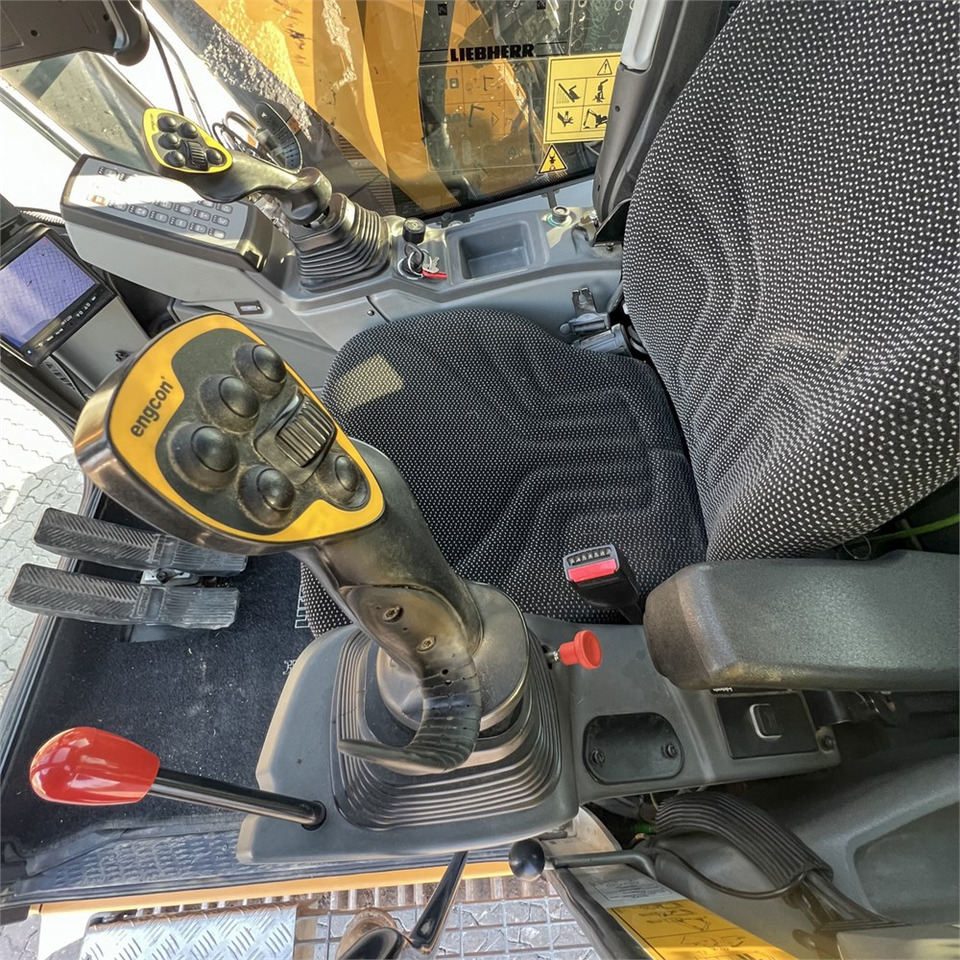 Lease a Liebherr R914 Compact S Liebherr R914 Compact S: picture 20 Lease a Liebherr R914 Compact S Liebherr R914 Compact S: picture 20