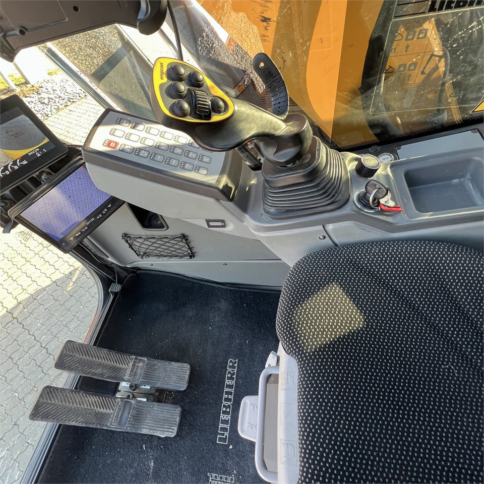 Lease a Liebherr R914 Compact S Liebherr R914 Compact S: picture 28 Lease a Liebherr R914 Compact S Liebherr R914 Compact S: picture 28