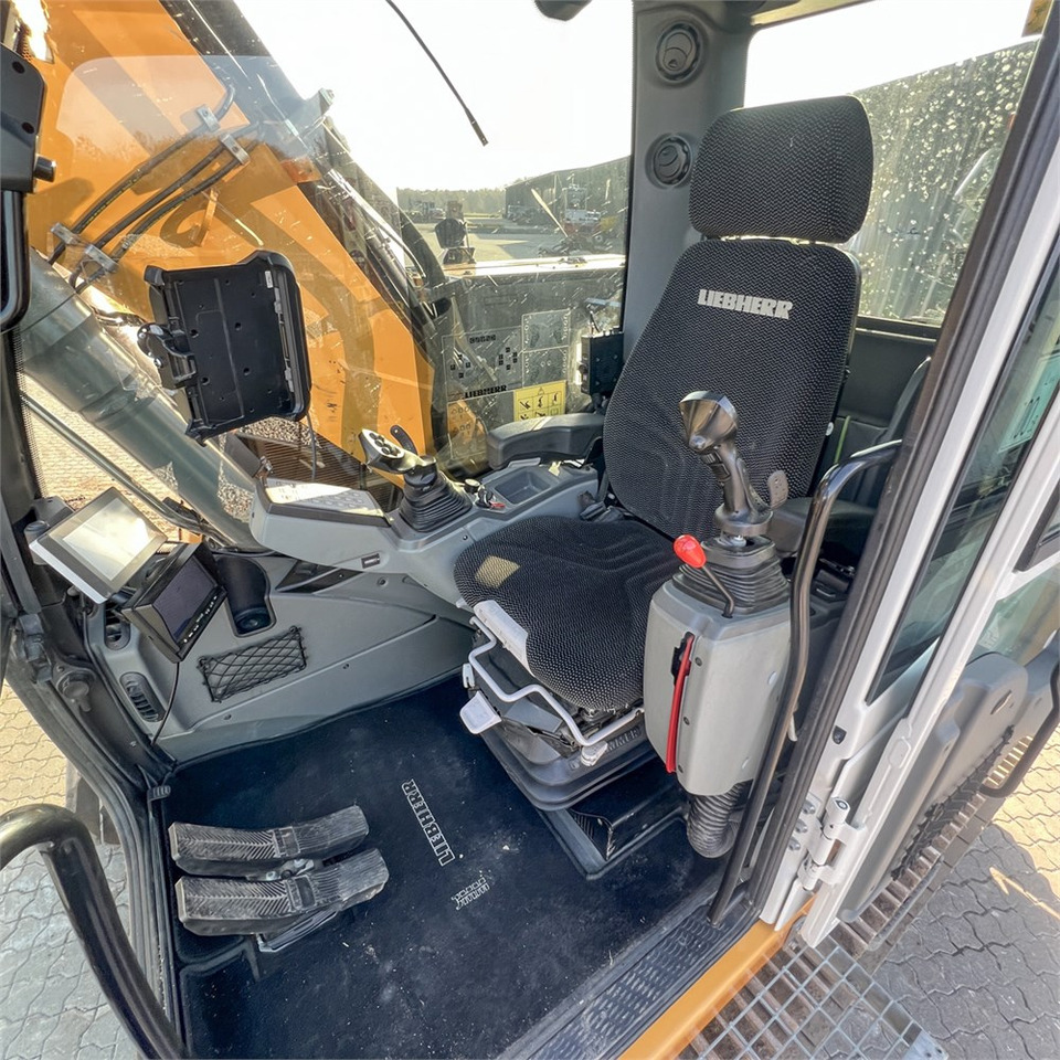 Lease a Liebherr R914 Compact S Liebherr R914 Compact S: picture 19 Lease a Liebherr R914 Compact S Liebherr R914 Compact S: picture 19