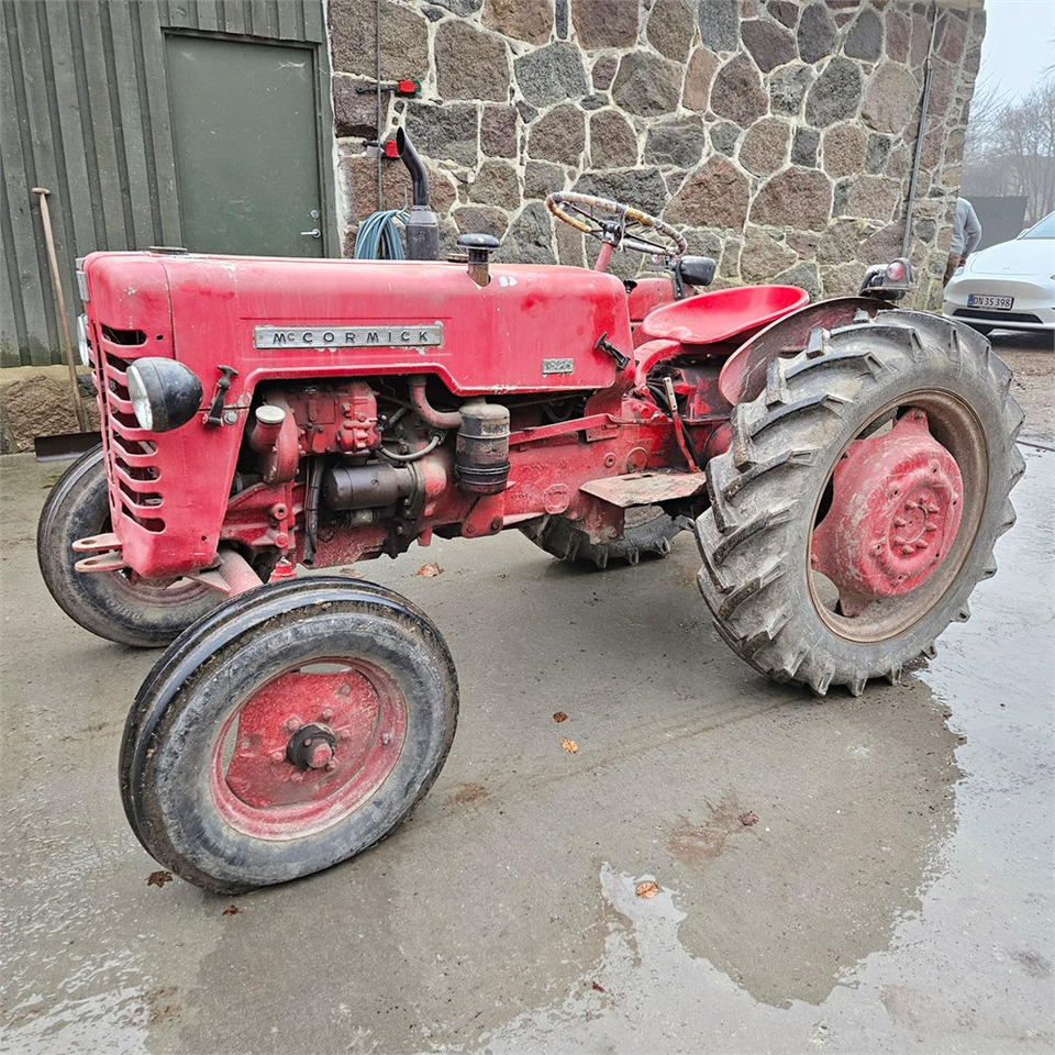 McCORMICK D-324 Standard - Farm tractor: picture 2 McCORMICK D-324 Standard - Farm tractor: picture 2