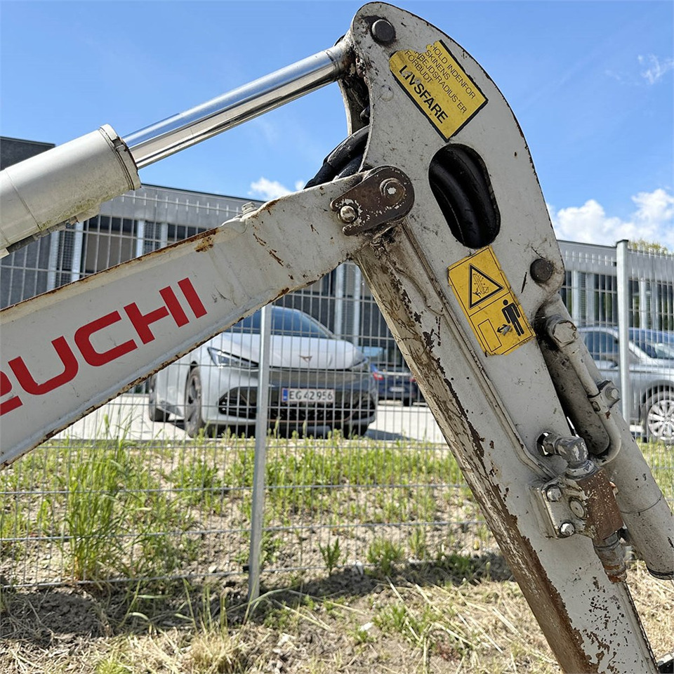 Mini excavator Takeuchi TB210 R: picture 23