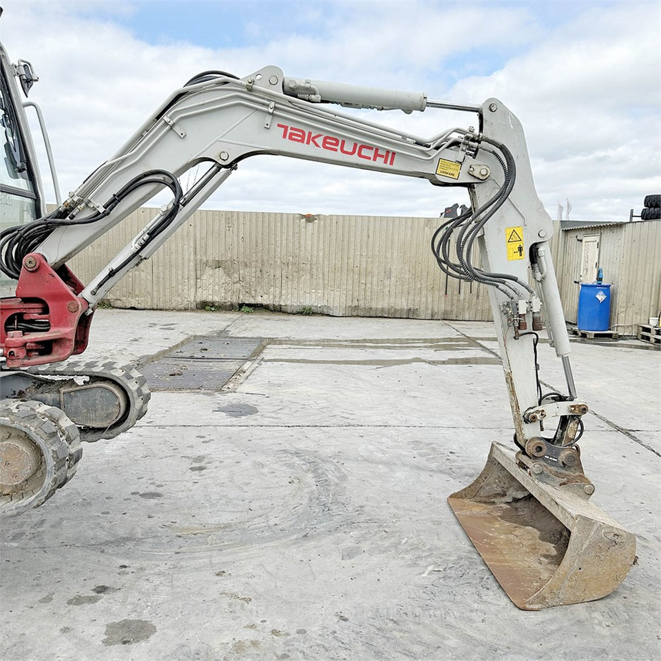 Mini excavator Takeuchi TB230: picture 12