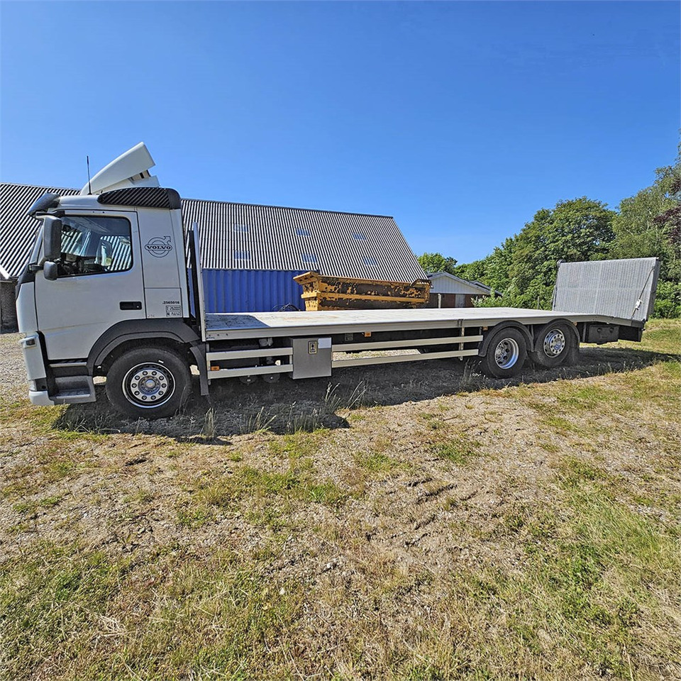 Volvo FM 330 - Autotransporter truck: picture 2 Volvo FM 330 - Autotransporter truck: picture 2