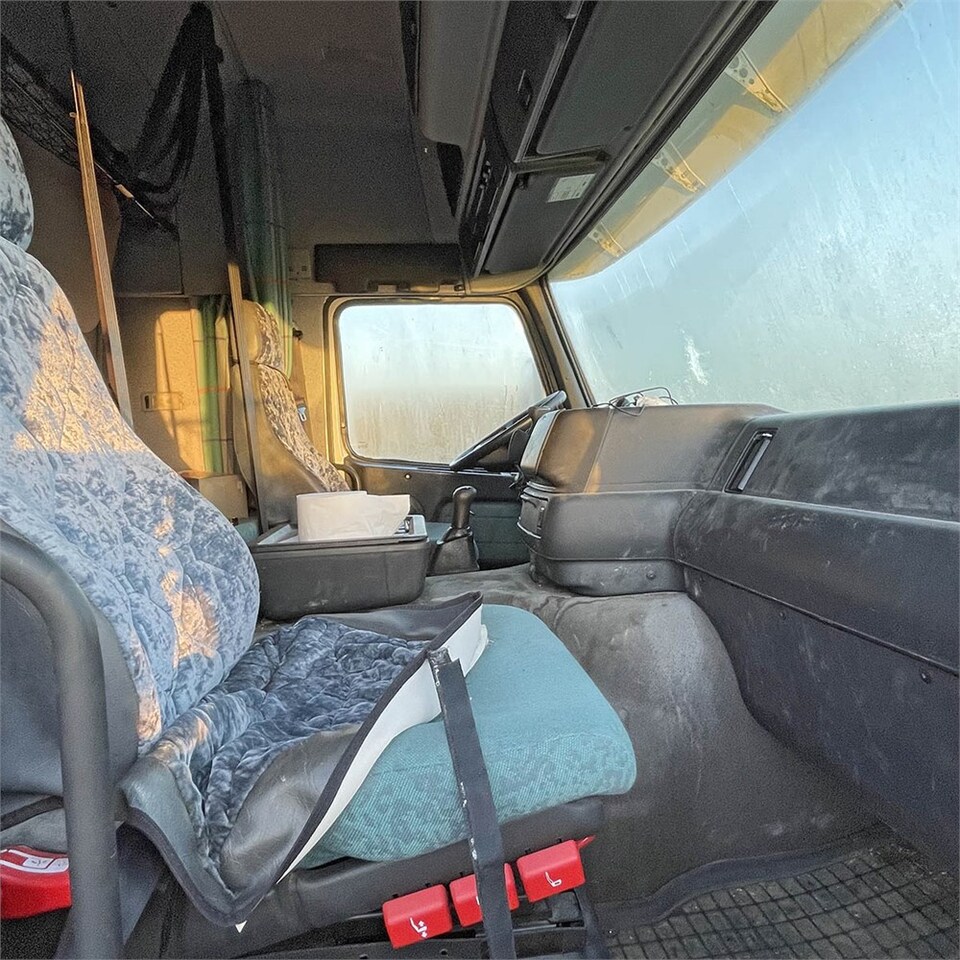 Box truck Volvo FM12: picture 33