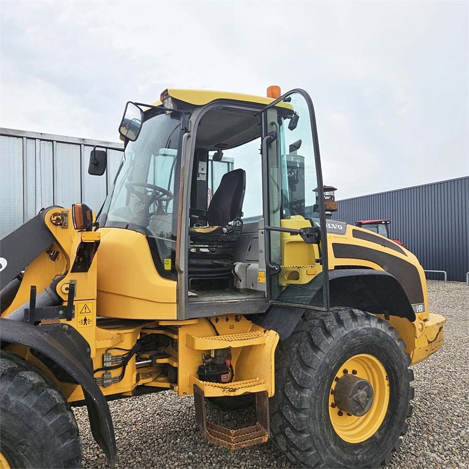Wheel loader Volvo L45F-TP: picture 16