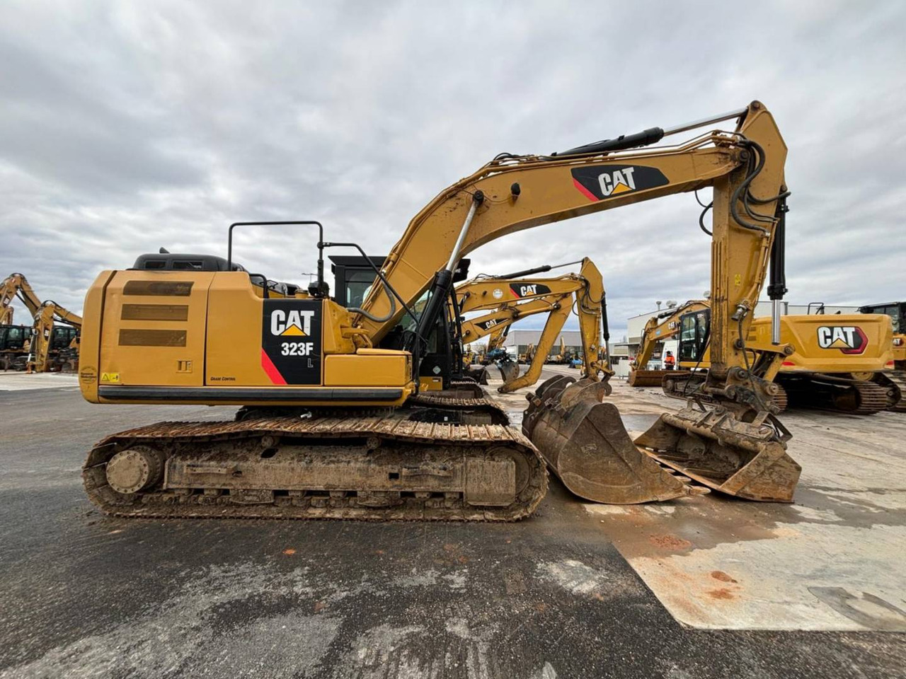 Crawler excavator CAT 323F: picture 11