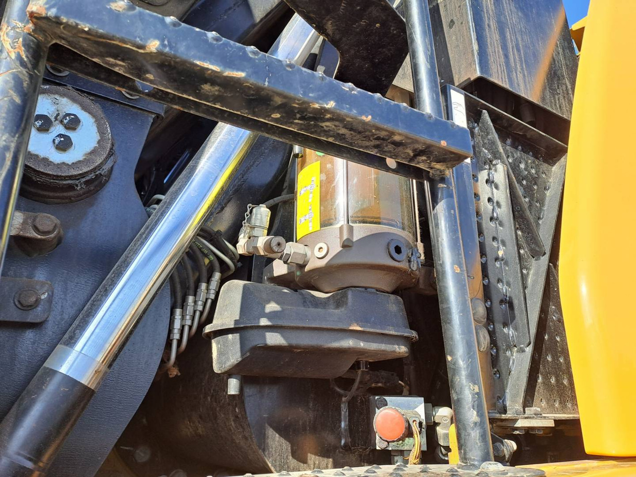 Wheel excavator CAT MH3026: picture 9