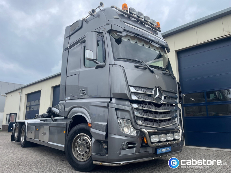 Mercedes-Benz Actros 3363 6x2 Containersysteem - Euro 6 - Bouwjaar 2014 - VDL 21 Ton Haakarmsysteem - 630 Pk Euro 6 - NL Truck - Hook lift truck: picture 1 Mercedes-Benz Actros 3363 6x2 Containersysteem - Euro 6 - Bouwjaar 2014 - VDL 21 Ton Haakarmsysteem - 630 Pk Euro 6 - NL Truck - Hook lift truck: picture 1