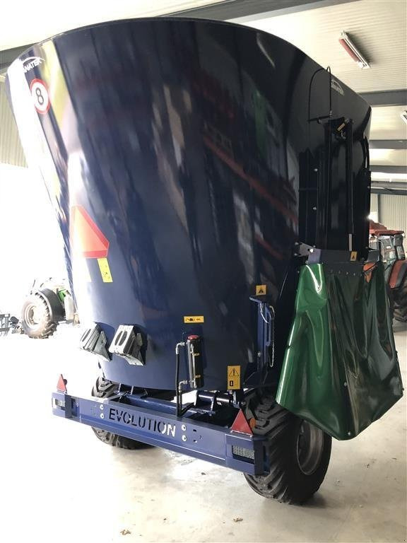 EVO 12 - Forage mixer wagon: picture 3 EVO 12 - Forage mixer wagon: picture 3