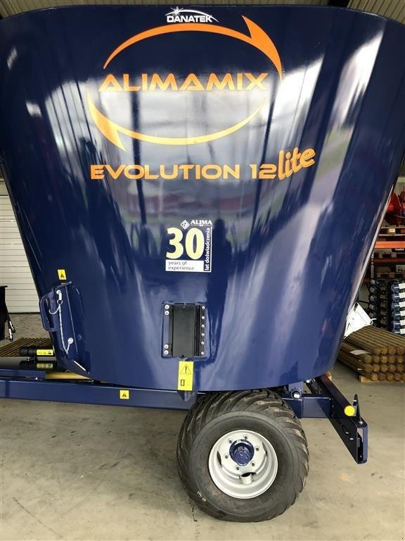 EVO 12 - Forage mixer wagon: picture 5 EVO 12 - Forage mixer wagon: picture 5