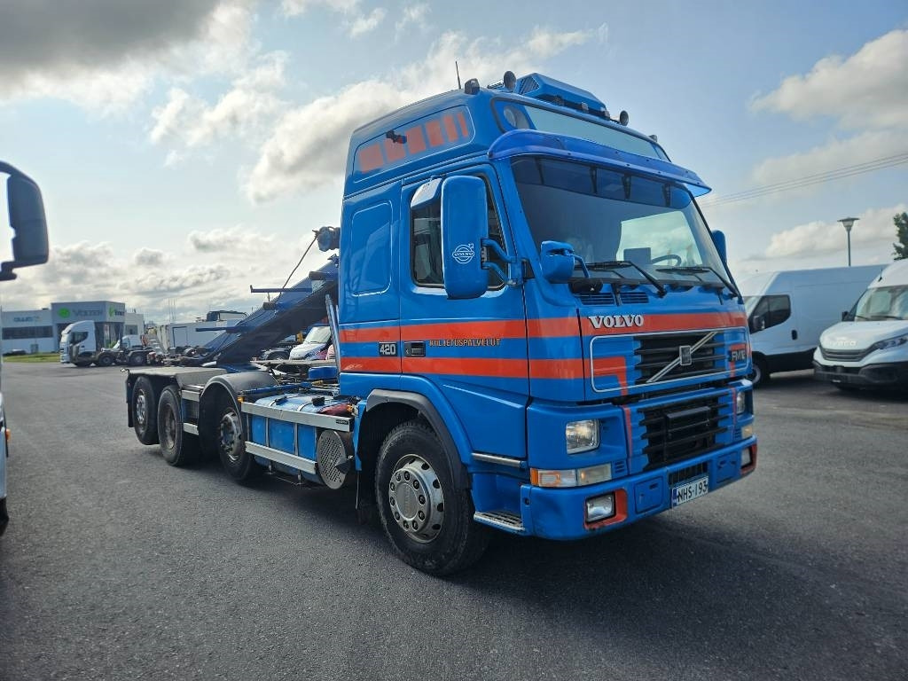 Volvo FM12 420 8x2 - Skip loader truck: picture 3 Volvo FM12 420 8x2 - Skip loader truck: picture 3