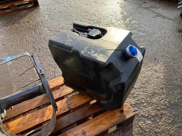 Scania Reductant tank – Scania 2875486 - AdBlue tank for Truck: picture 2 Scania Reductant tank – Scania 2875486 - AdBlue tank for Truck: picture 2