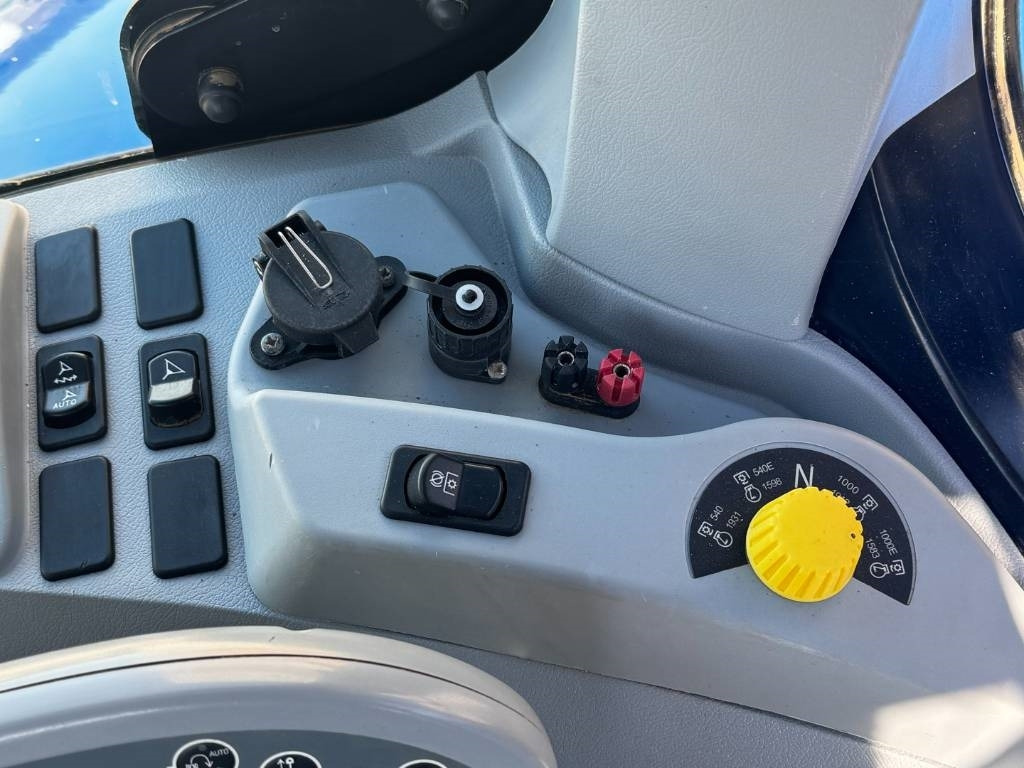 Farm tractor New Holland T7.245 Auto Command, GPS complete, frontlinkage: picture 23 Farm tractor New Holland T7.245 Auto Command, GPS complete, frontlinkage: picture 23