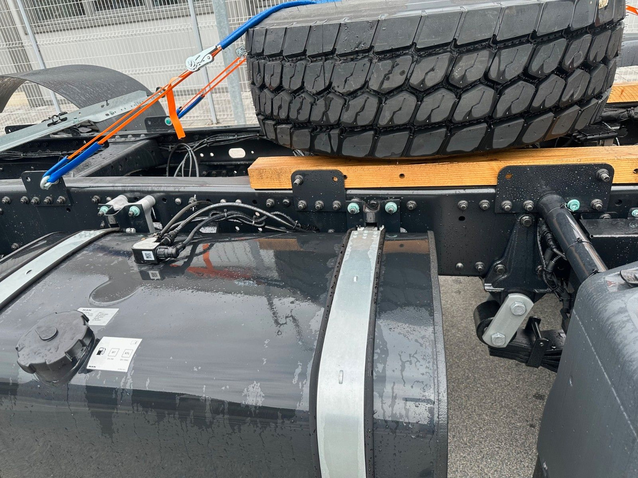 Cab chassis truck MAN 41.440 8X4 BB CH: picture 12