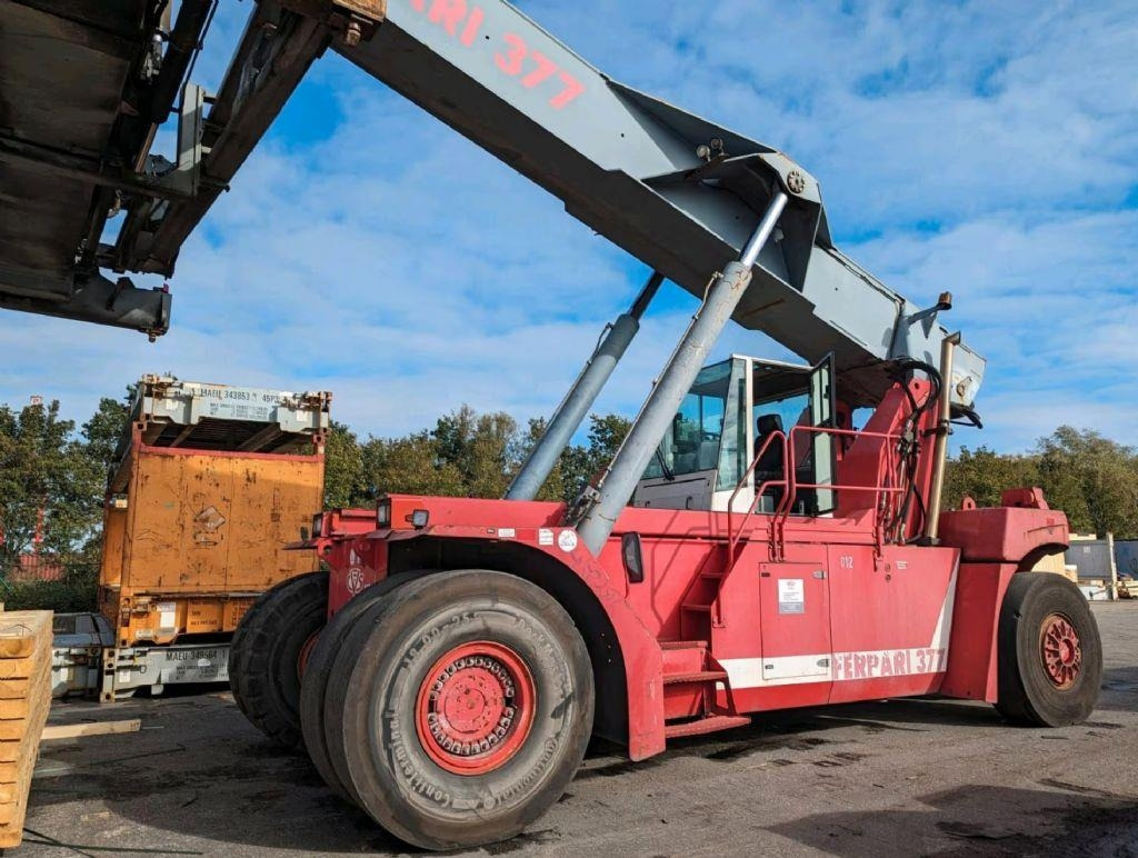 CVS Ferrari F377.5 PB - Reach stacker: picture 3 CVS Ferrari F377.5 PB - Reach stacker: picture 3