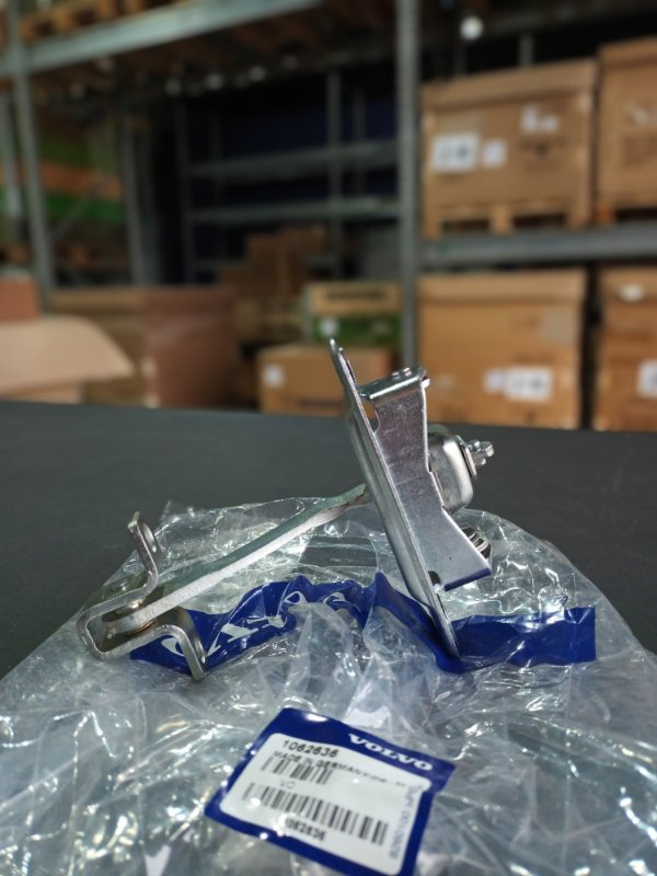 VOLVO DOOR STOP 1062636 - Door and parts for Truck: picture 1 VOLVO DOOR STOP 1062636 - Door and parts for Truck: picture 1