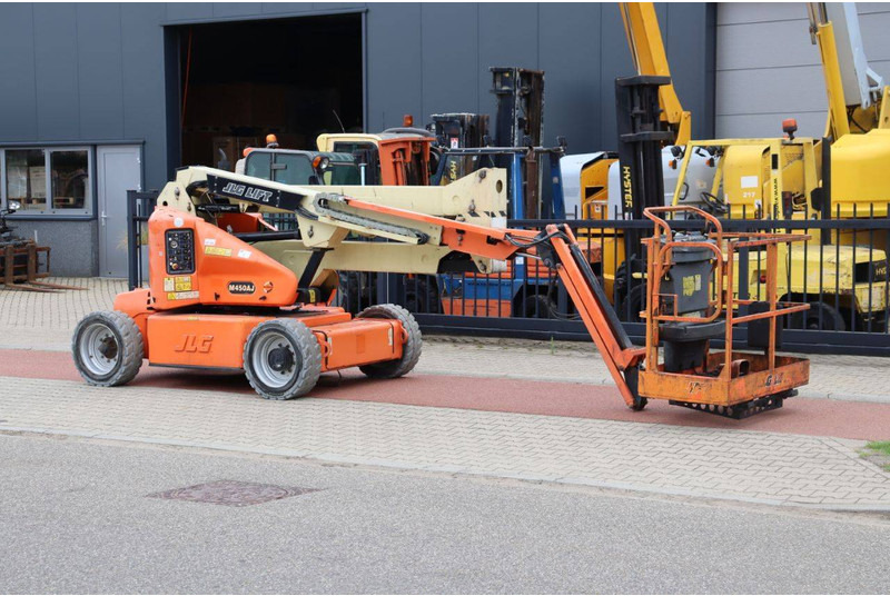 JLG M450AJ - Articulated boom: picture 3 JLG M450AJ - Articulated boom: picture 3
