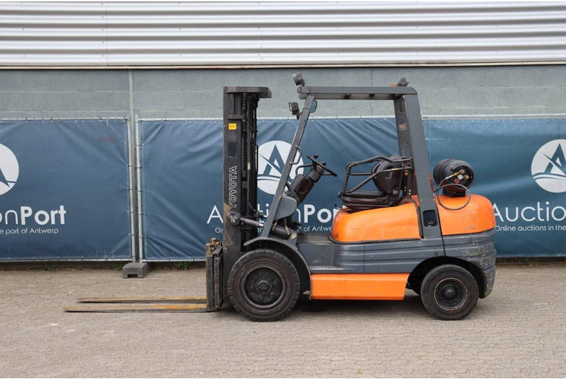 Toyota 02-6FGF-30 - LPG forklift: picture 2 Toyota 02-6FGF-30 - LPG forklift: picture 2