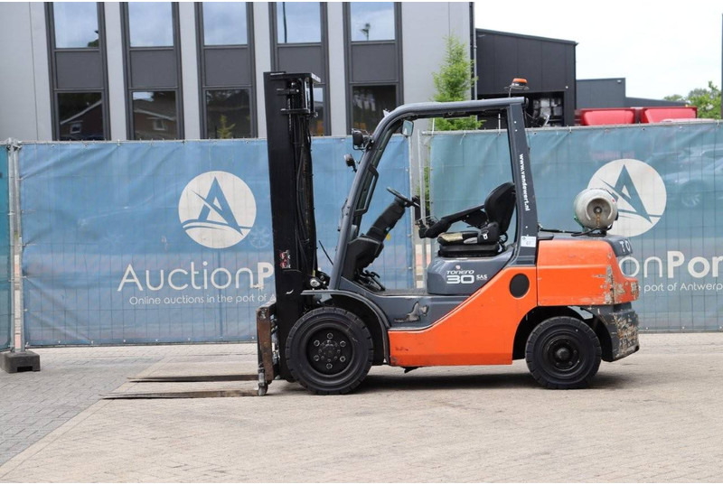 Toyota 02-8FGF30 - LPG forklift: picture 2 Toyota 02-8FGF30 - LPG forklift: picture 2