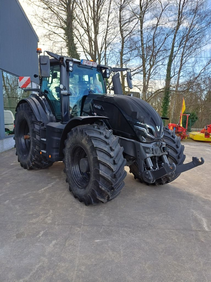 Valtra Q245 - Farm tractor: picture 2 Valtra Q245 - Farm tractor: picture 2
