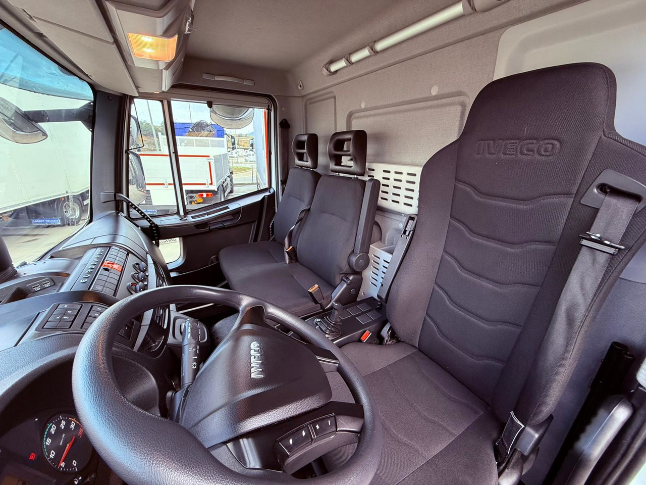 IVECO ML120E22 Eurocargo E6 (Tauliner) - Curtainsider truck: picture 3 IVECO ML120E22 Eurocargo E6 (Tauliner) - Curtainsider truck: picture 3