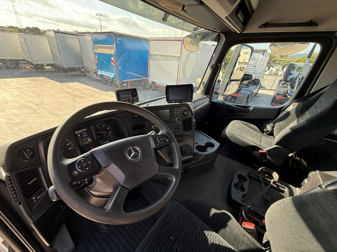 MERCEDES BENZ 26.36 Arocs E6 (Platform and Crane) - Dropside/ Flatbed truck, Crane truck: picture 4 MERCEDES BENZ 26.36 Arocs E6 (Platform and Crane) - Dropside/ Flatbed truck, Crane truck: picture 4