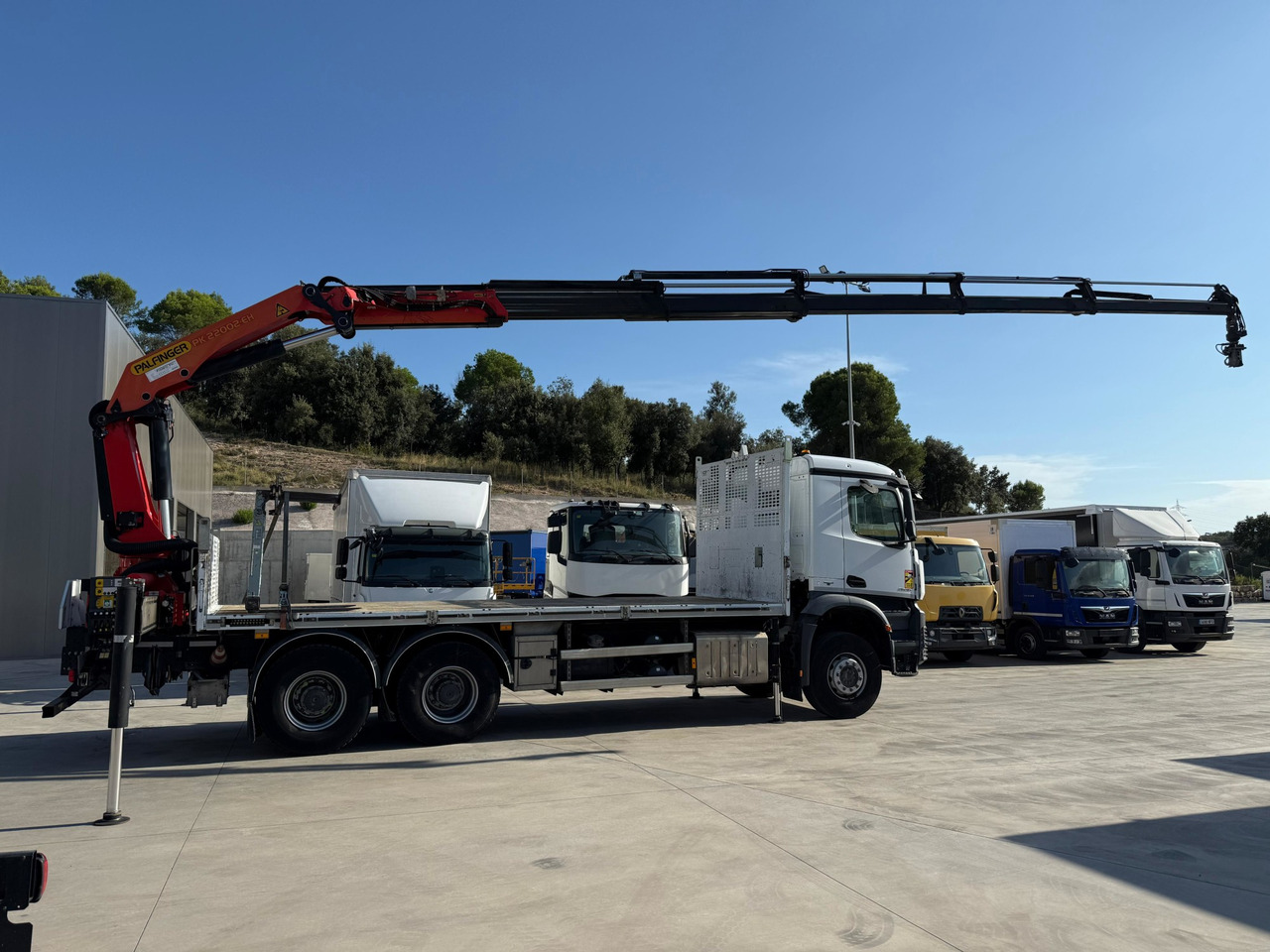 MERCEDES BENZ 26.36 Arocs E6 (Platform and Crane) - Dropside/ Flatbed truck, Crane truck: picture 3 MERCEDES BENZ 26.36 Arocs E6 (Platform and Crane) - Dropside/ Flatbed truck, Crane truck: picture 3