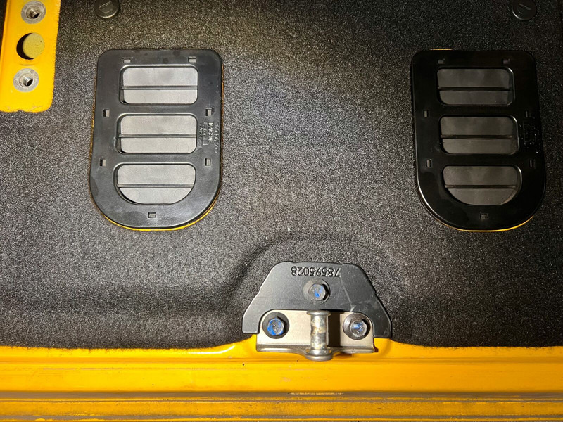 Volvo left side - Cab and interior: picture 4 Volvo left side - Cab and interior: picture 4