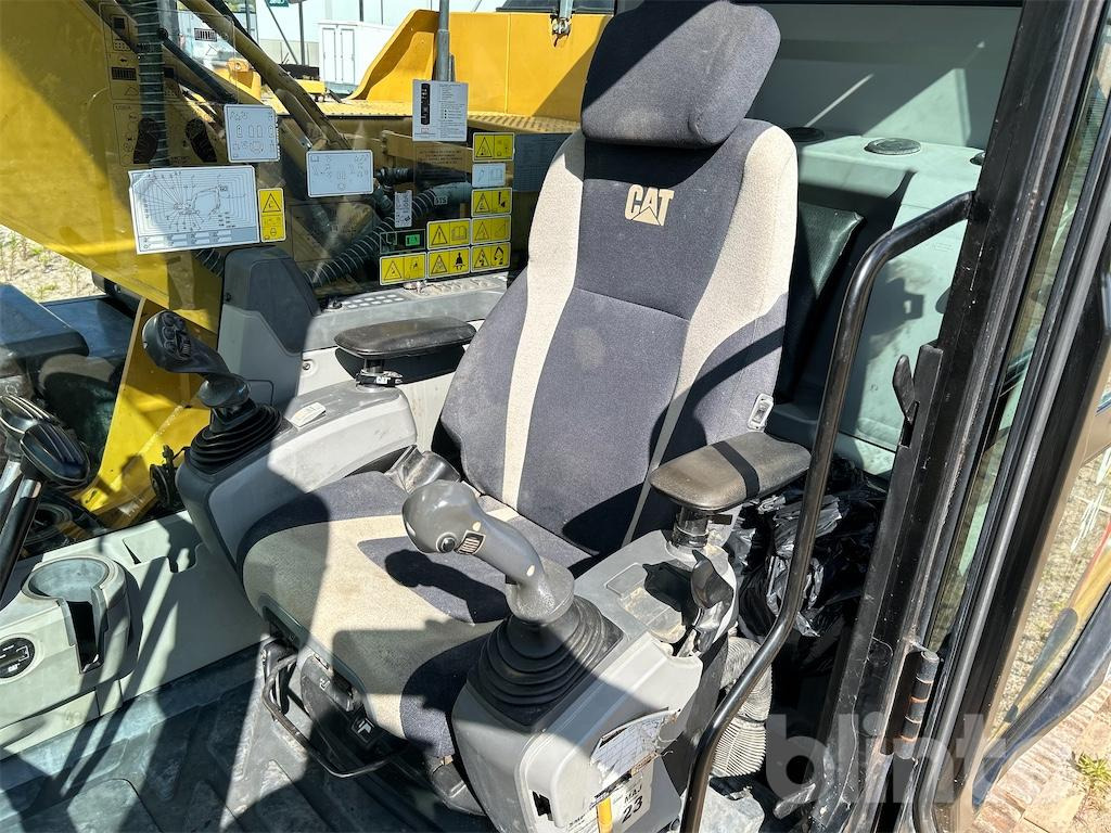 Crawler excavator CAT: picture 35