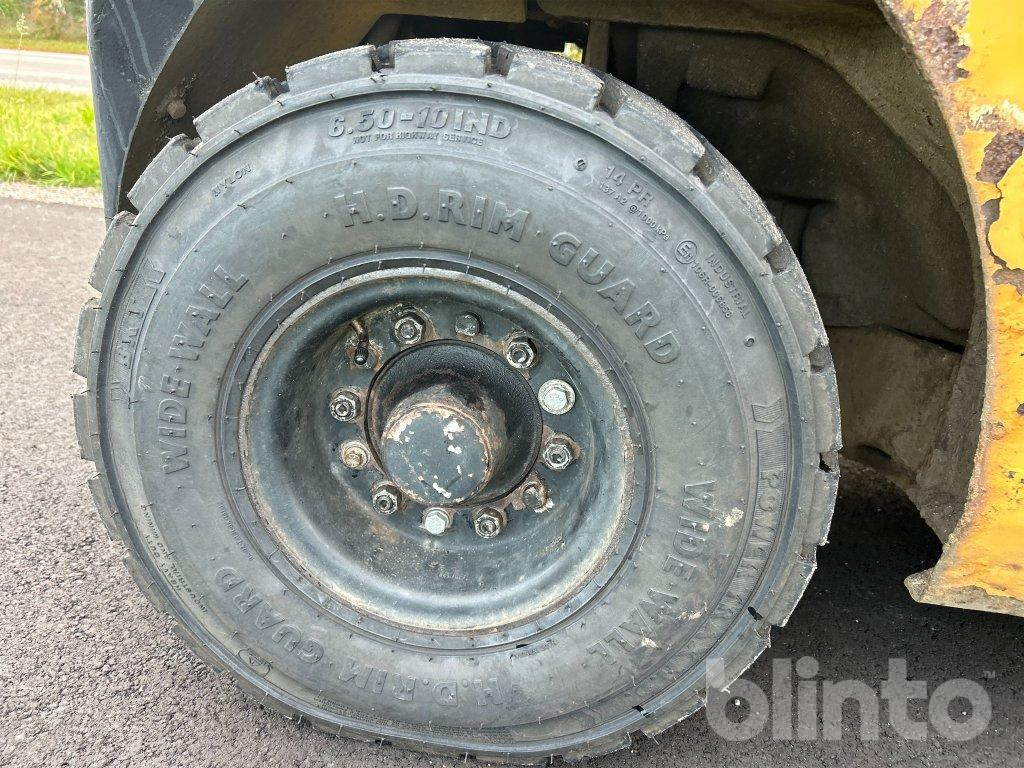 Diesel forklift Caterpillar DP30N: picture 32