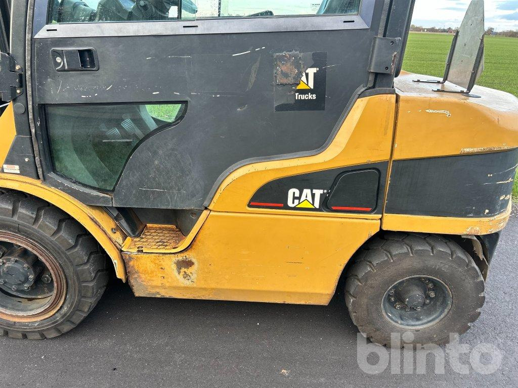 Diesel forklift Caterpillar DP30N: picture 43