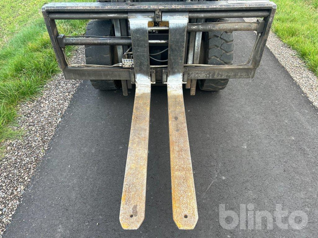 Diesel forklift Caterpillar DP30N: picture 14