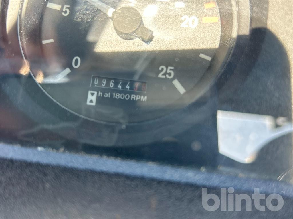 Massey Ferguson 390T (1996) - Farm tractor: picture 5 Massey Ferguson 390T (1996) - Farm tractor: picture 5