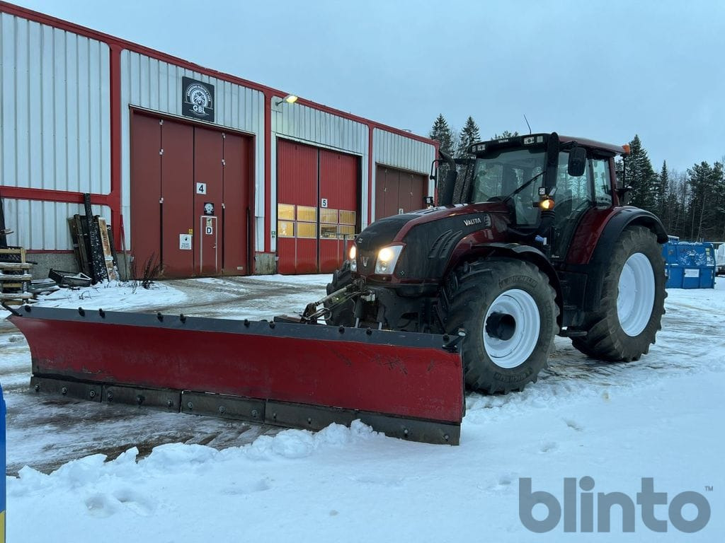 Valtra T213 med plogutrustning - Farm tractor: picture 1 Valtra T213 med plogutrustning - Farm tractor: picture 1