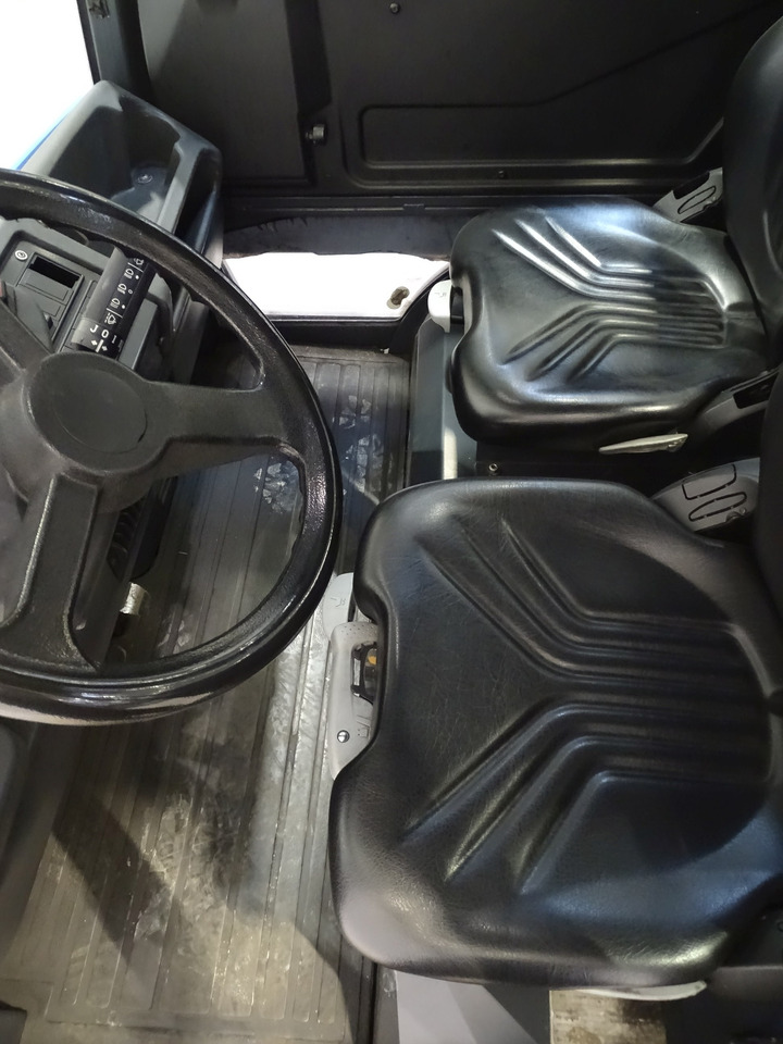 Linde P250 - Tow tractor: picture 3 Linde P250 - Tow tractor: picture 3