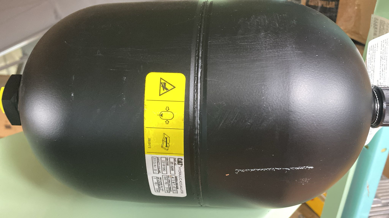 CATERPILLAR 251-8266: 3.45 Liter Compressed Nitrogen Gas Accumulator - Spare parts for Excavator: picture 1 CATERPILLAR 251-8266: 3.45 Liter Compressed Nitrogen Gas Accumulator - Spare parts for Excavator: picture 1