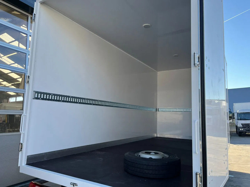 Lease a Mercedes-Benz Accelo 915 4x2 Closed Cargo Truck Mercedes-Benz Accelo 915 4x2 Closed Cargo Truck: picture 12