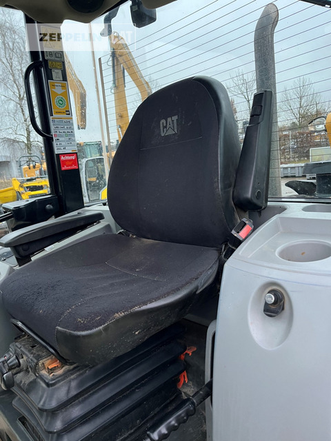 Wheel loader Cat 907M: picture 7