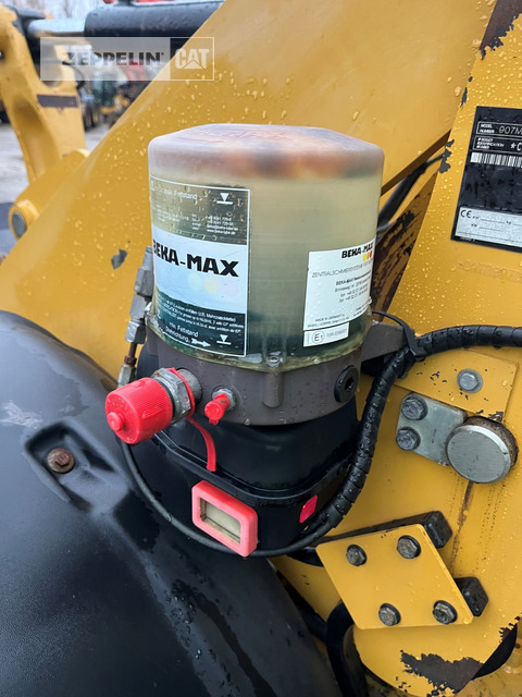 Wheel loader Cat 907M: picture 13