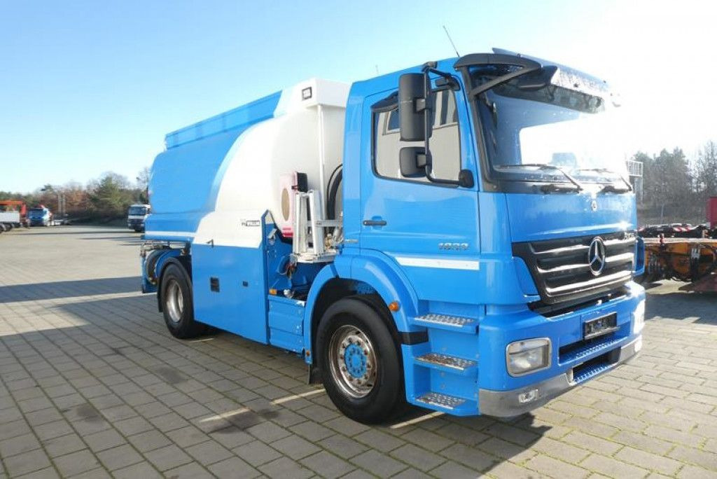 Tank truck Mercedes-Benz Axor 1833 L  Tankwagen: picture 1